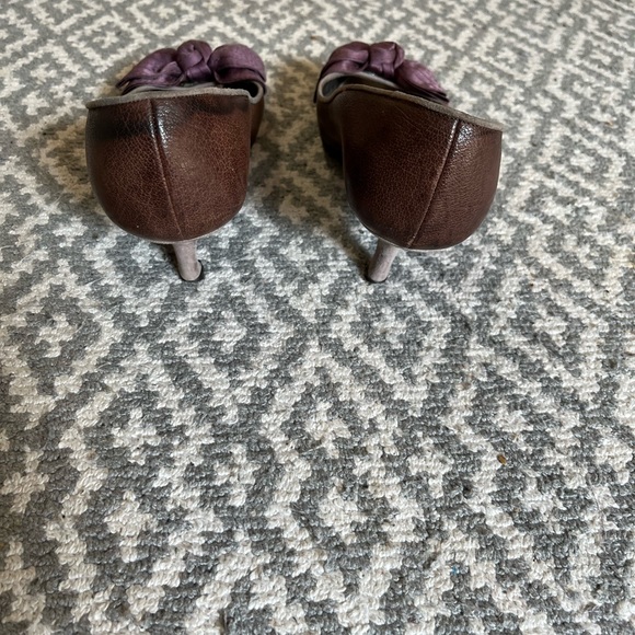 Beautiful unique kitten heels with peep toe and bow - Picture 3 of 5